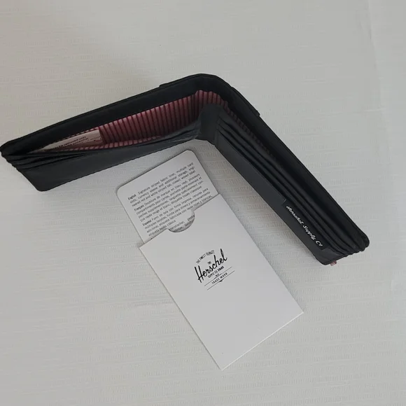 🎉HOST PICK🎉 Herschel Johnny Black Wallet - Picture 4 of 6